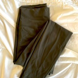 Excellent condition lululemons women’s leggings pants size 10